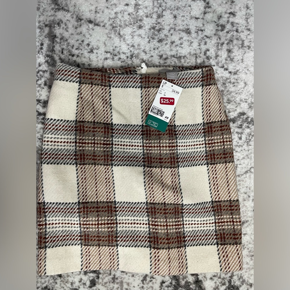 Plaid skirt. Brand H&M . Colors: brown, tan, grey and cream. Size 2